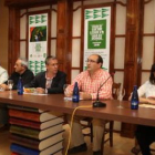 Felipe Llamazares, Ramón Villa, López Benito, el Che y Carmen González ayer, en El Corte Ingles.