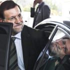 Mariano Rajoy se sube a su coche oficial a la salida del Congreso de los Diputados.