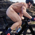 Mario Cipollini, solo con los pies tapados, casco, gafas y guantes.
