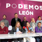 l secretario general de Podemos Castilla y Léon, Pablo Fernández(CI), acompañado por la diputada Ana Marcello(CD) y los dirigentes provinciales de CC OO y UGT, Xosepe Vega(I) y Enrique Reguero(D)