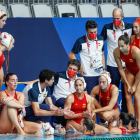 El entrenador de España, Miki Oca (4i), da instrucciones a sus jugadoras en la final de waterpolo femenino entre España y Estados Unidos. LAVANDEIRA JR