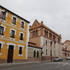 La antigua fábrica de embutidos Araú, situada en Trobajo, en el Camino de Santiago, está compuesta por cuatro edificios.