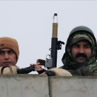 Soldados afganos toman posiciones junto a la academia militar atacada en Kabul.