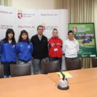 Algunas de las luchadoras en la presentación de la Copa ayer