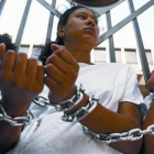 Un grupo de mujeres encandenadas ante el Tribunal Supremo de San Salvador, el pasado 15 de mayo.