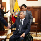Lenín Moreno saluda al subsecretario de Asuntos Políticos de EEUU, David Hale, en una visita a Quito este jueves.