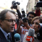 El presidente de la Generalitat y de CiU, Artur Mas, atiende a los periodistas.