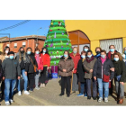 Los vecinos de Cimanes hicieron el año pasado un árbol de Navidad a ganchillo, en una iniciativa de lo más simpática.