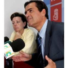 López Aguilar junto con Pilar Grande, en la rueda de prensa en Las Palmas