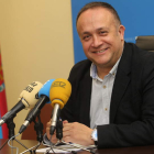 El presidente del Consejo del Bierzo, Gerardo Álvarez Courel, ayer en rueda de prensa. l. de la mata
