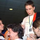 Pau Gasol firma autógrafos a los aficionados a su llegada al aeropuerto de Barajas
