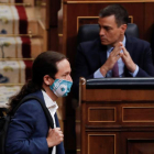 Pablo Iglesias pasa por delante de Pedro Sánchez en una sesión del Congreso de los Diputados. J.J. GUILLÉN