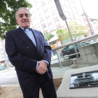 Damián Tascón posa junto a la placa que ayer descubrió en la avenida Pérez Colino. ANA F. BARREDO