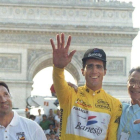 Miguel Induráin, en París, tras ganar el Tour 1995, en compañía de José Miguel Echávarri (izquierda) y Giovanni Pinarello.