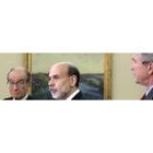Ben Bernanke toma la palabra acompañado por el presidente Bush y Alan Greenspan