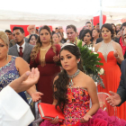 Rubí Ibarra, junto a sus padres, en la misa de su fiesta de quinceañera, el lunes en La Joya (México).