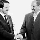 José María Aznar estrecha la mano del secretario general del Frente Polisario, Mohamed Abdelaziz