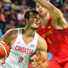 Gasol intenta frenar la entrada del croata Saric en el debut olímpico de la selección.