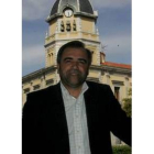 José Miguel Palazuelo posa en la plaza Mayor de La Bañeza