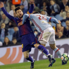 Leo Messi disputa el balón ante su compatriota, el defensa del Celta Facundo Roncaglia. LAVANDEIRA