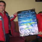 Luis Manuel Gaztelu y Manuel Blanco, ayer con el cartel.