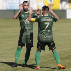 Diego Peláez felicita a Javi Amor tras marcar el primer gol. JESÚS