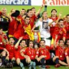 España es la campeona de Europa. Después de sufrir 90 minutos, los jugadores dieron rienda suelta a su felicidad en el campo.