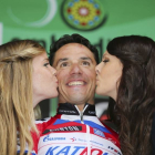 Purito Rodríguez celebra en el podio su triunfo en el Tour de Lombardía.