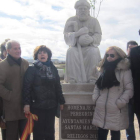 Carrasco inaugura la nueva escultura junto a Quiñones, la alcaldesa de la localidad y Yugueros.