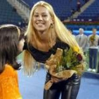 Kournikova recibe flores de una niñá de los Emiratos Árabes Unidos tras una exhibición