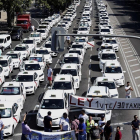 Los taxis colapsan la Gran Vía de Barcelona y la Castellana de Madrid.
