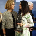 La ministra María Dolores de Cospedal con Cristina Fanjul, hoy en Madrid, en la entrega del premio de Defensa.