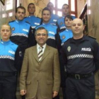 Los nuevos agentes, con el alcalde y el jefe del cuerpo.