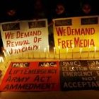Activistas de una ONG encienden velas durante una protesta