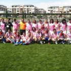 Las jugadoras de ambos equipos, hermanadas tras el choque.