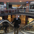 Alfonso Colino, gerente de Espacio León, en las escaleras del centro comercial.