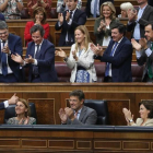Los parlamentarios del PP aplauden al ministro de Hacienda, Cristóbal Montoro, en el pleno de aprobación de los Presupuestos del 2017, el pasado 31 de mayo.