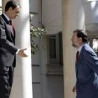 José Luis Rodríguez Zapatero  saluda al líder del PP, Mariano Rajoy, en el Palacio de La Moncloa