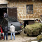 Fachada del caserio de Urduliz donde una mujer de 83 años ha sido hallada muerta.