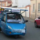 La placa solar de Antonio Pasalodos cubre el vehículo como si fuera un toldo.