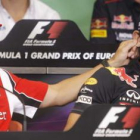 Alonso bromea con el australiano de Red Bull, Weber.