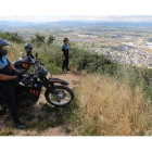 Dos agentes de la Policía Local de Ponferrada, ayer por la tarde en el alto del monte Pajariel, con magníficas vistas de la ciudad. mata