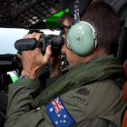 Un piloto, en la operación de búsqueda del avión.