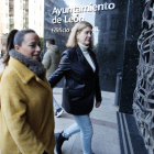 Gemma Villarroel, junto a la candidata del PP, Margarita Torres, tras registrar el Pleno. RAMIRO