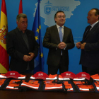 Manuel Gómez, Fernando Salguero y Alfonso Arias, con los trajes.
