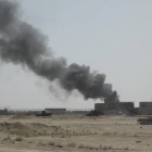 Una columna de humo se eleva en las afueras de Ramadi tras enfrentamientos enre el Ejército iraquí y los combatientes del Estado Islámico.