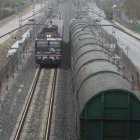 Un tren de pasajeros y un convoy de mercancías, a su paso por Creixell, en el Tarragonés, por donde pasa el corredor mediterráneo.