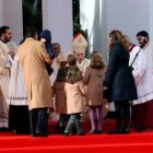 Una familia se acercó a saludar a Rouco Varela.