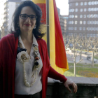 La subdelegada del Gobierno en León, Teresa Mata, en el balcón de la Subdelegación con la plaza de la Inmaculada al fondo. MARCIANO