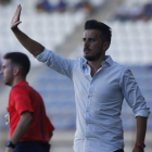 De la Barrera da órdenes a sus jugadores durante el partido amistoso ante el Oviedo. JESÚS F. SALVADORES